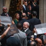 Em sessão tumultuada no parlamento português, Lula critica invasão da Ucrânia
