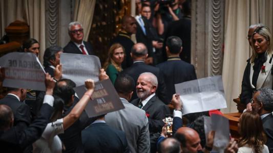 Presidente Lula discursou nesta terça-feira (25) no parlamento português e enfrentou protesto de deputados da ultradireita