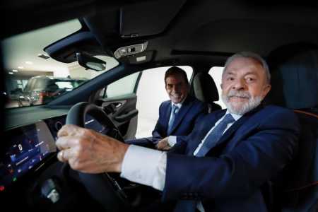 Presidente Lula dentro do Blazer EV junto com o VP da GM , Fábio Rua