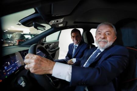 Presidente Lula dentro do Blazer EV junto com o VP da GM , Fábio Rua