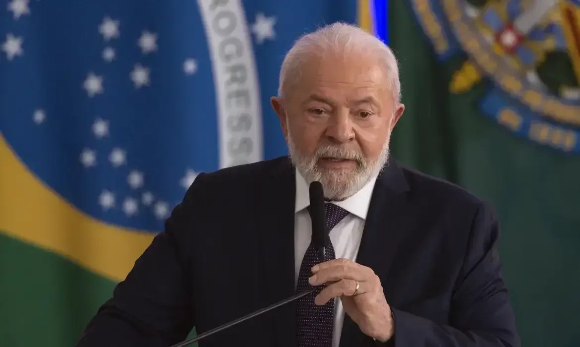 Lula irá se reunir com chefes das Forças Armadas na terça-feira (30)