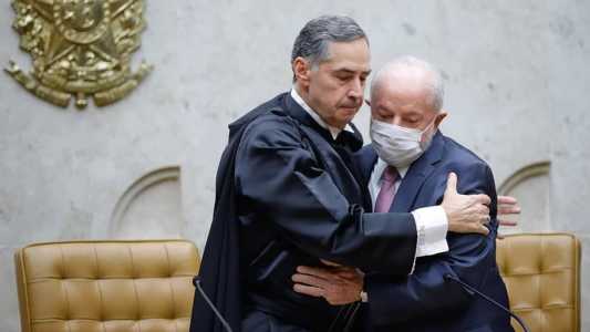 Presidente Lula (PT) compareceu à cerimônia de posse de Luís Roberto Barroso; este foi o último compromisso público do petista antes da cirurgia no quadril