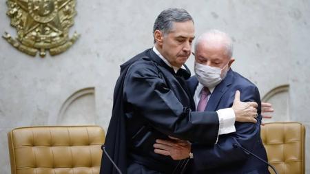 Presidente Lula (PT) compareceu à cerimônia de posse de Luís Roberto Barroso; este foi o último compromisso público do petista antes da cirurgia no quadril