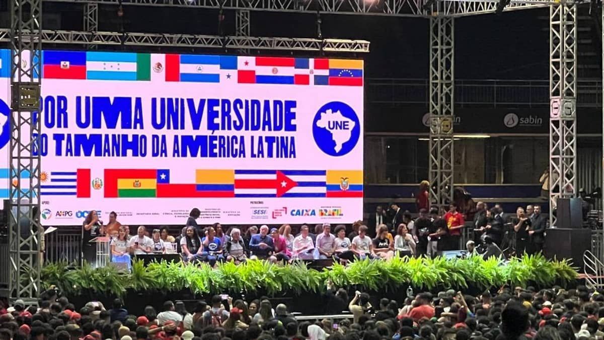 Lula evita polêmicas e alfineta Bolsonaro durante discurso no congresso da UNE