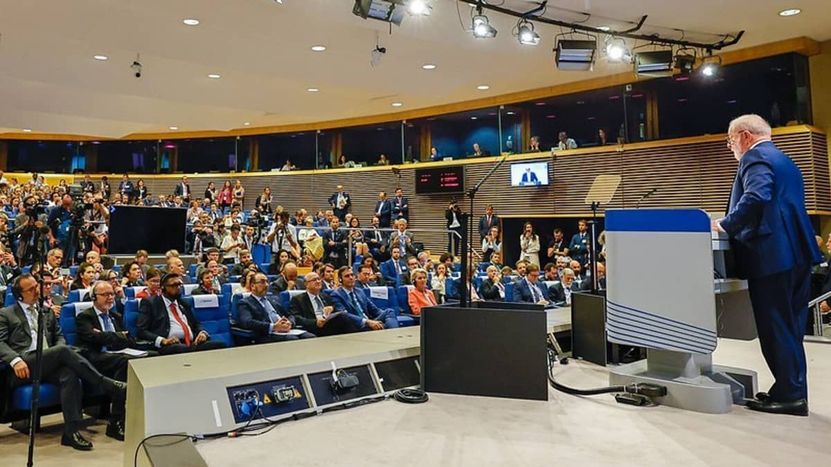 Lula pede regulamentação das redes sociais em encontro com a União Europeia