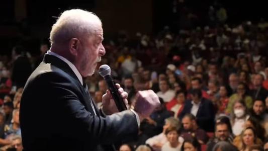 Presidente Lula se emocionou em discurso durante aniversário do PT na noite de segunda-feira (13)