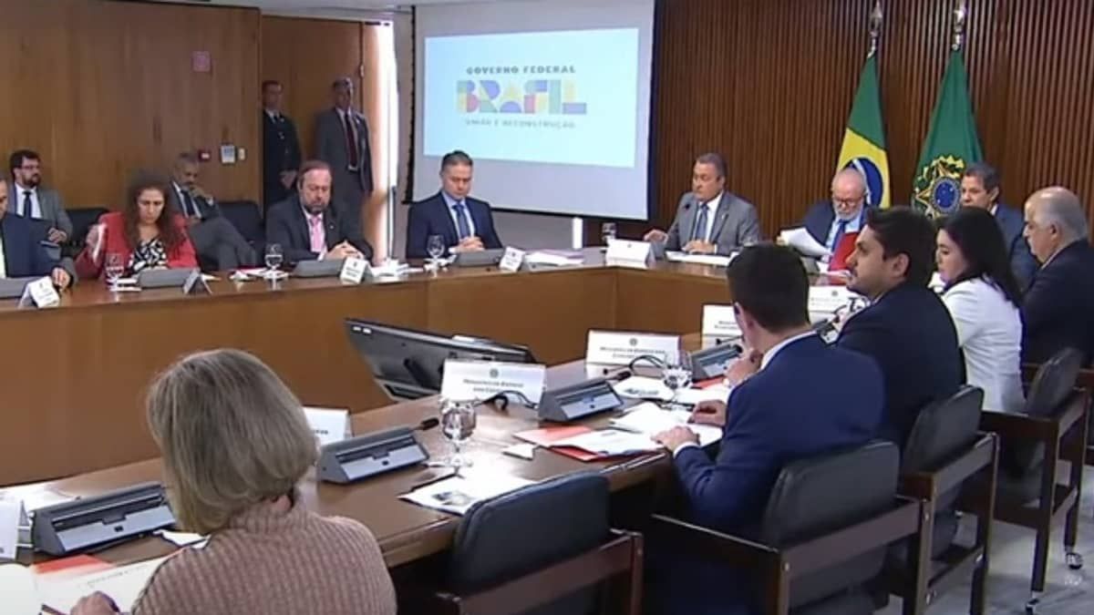 'É o começo de verdade do nosso mandato', diz Lula em reunião com ministros nesta sexta