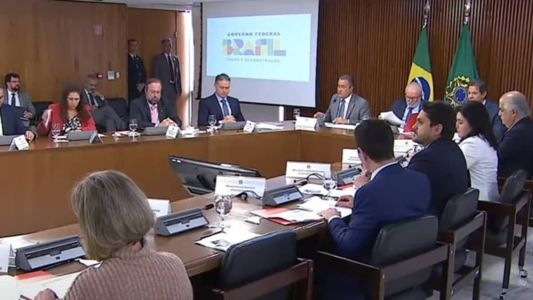 Presidente Lula se reuniu nesta sexta-feira (10) com equipe ministerial e defendeu retomada de obras