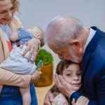 Lula encontra família de guarda que foi morto por bolsonarista durante campanha eleitoral 