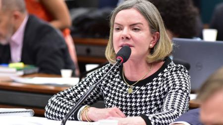 Presidente nacional do PT, Gleisi Hoffmann assina o pedido