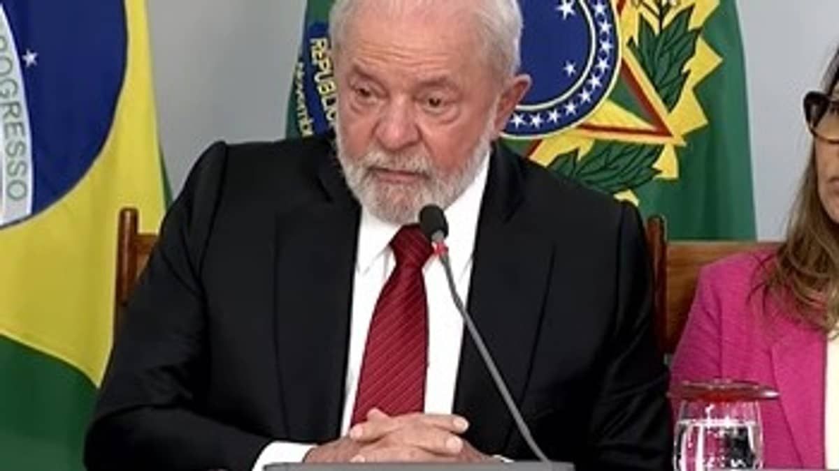 Lula faz cirurgia até dezembro para tratar dores na perna