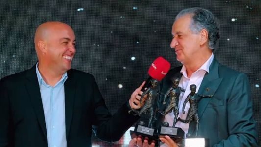 Presidente Sérgio Coelho recebeu os três prêmios conquistados pelo Atlético