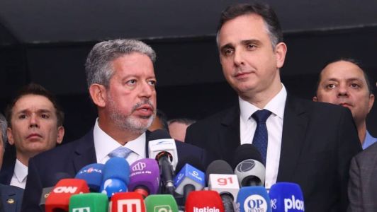 Presidentes da Câmara, Arthur Lira (à esq.), e do Senado, Rodrigo Pacheco (à dir.), adiaram para a sessão de 22 de novembro a discussão dos vetos presidenciais