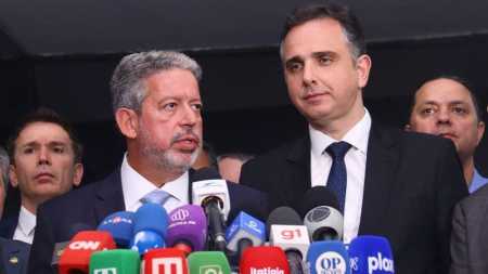 Presidentes da Câmara, Arthur Lira (à esq.), e do Senado, Rodrigo Pacheco (à dir.), adiaram para a sessão de 22 de novembro a discussão dos vetos presidenciais