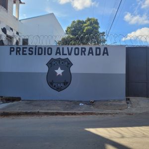 Imagem mostra fachada do Presídio Alvorada