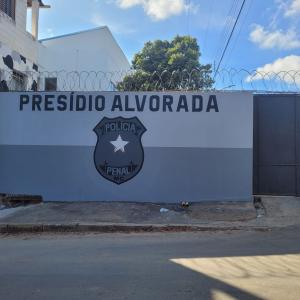 Imagem mostra fachada do Presídio Alvorada