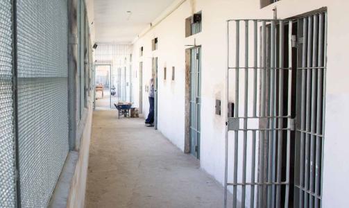 Foto mostra corredor de presídio em Minas Gerais