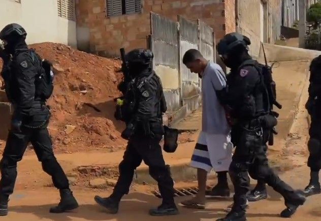 Vídeo: menino de 6 anos mantido como refém pelo pai é libertado pelo Bope