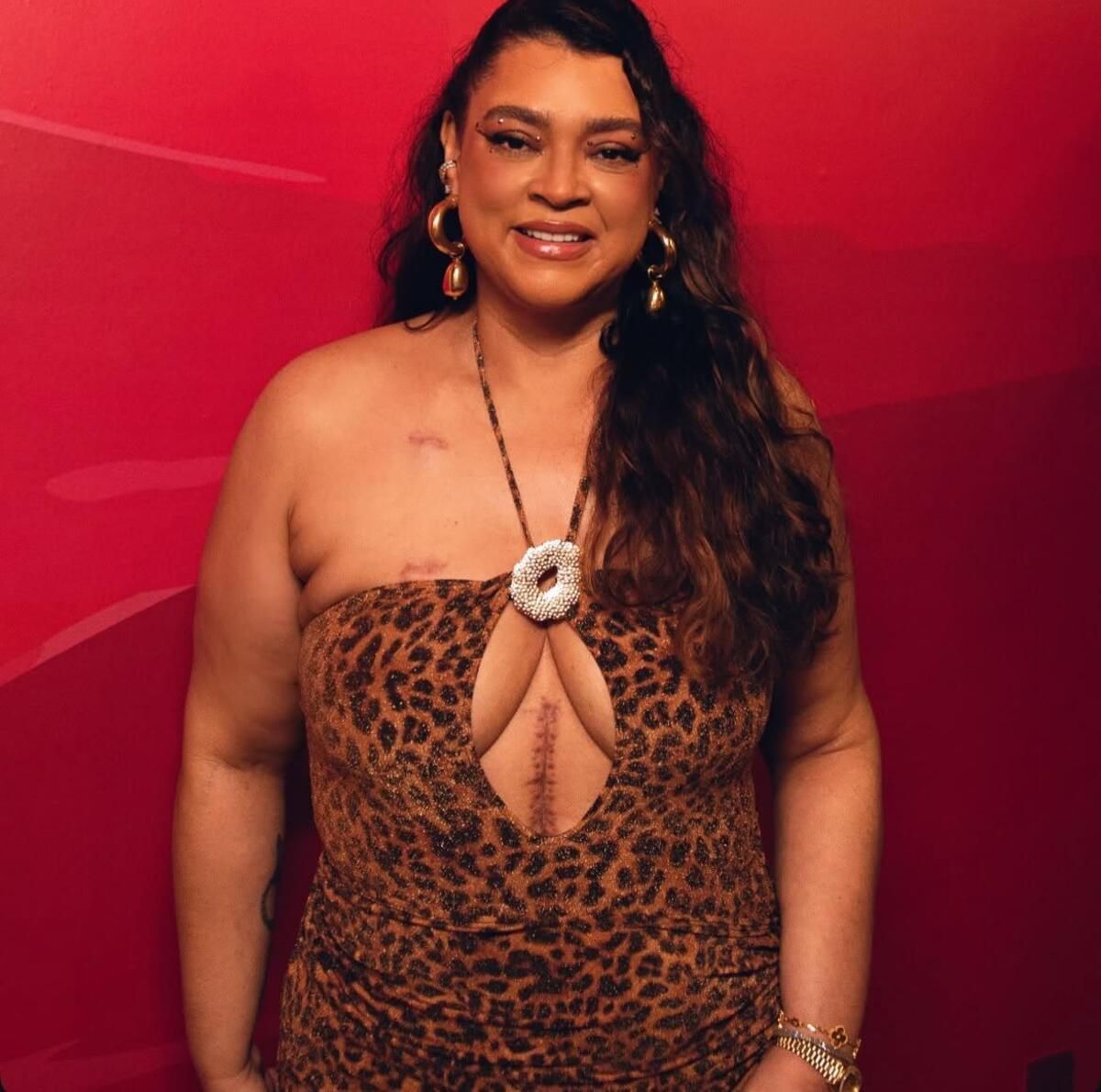 Preta Gil exibe look sensual e mostra cicatriz de cirurgia em Salvador