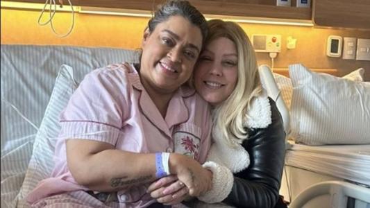 Preta Gil e Simony juntas em hospital