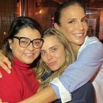 Amigas há 3 décadas, Ivete Sangalo e Carolina Dieckmann reagem à volta do câncer de Preta Gil