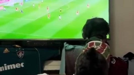 Pretinha, como é chamada pelo dono, comemorou de forma fervorosa os gols do Fluminense