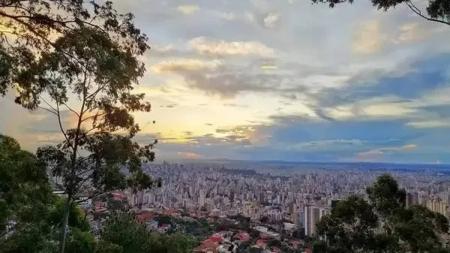 A previsão do tempo para Belo Horizonte também prevê umidade relativa do ar mínima em torno de 30%
