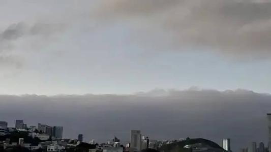 Mais cedo neste domingo, a Defesa Civil emitiu um comunicado de chuva válido até às 08h desta segunda-feira.