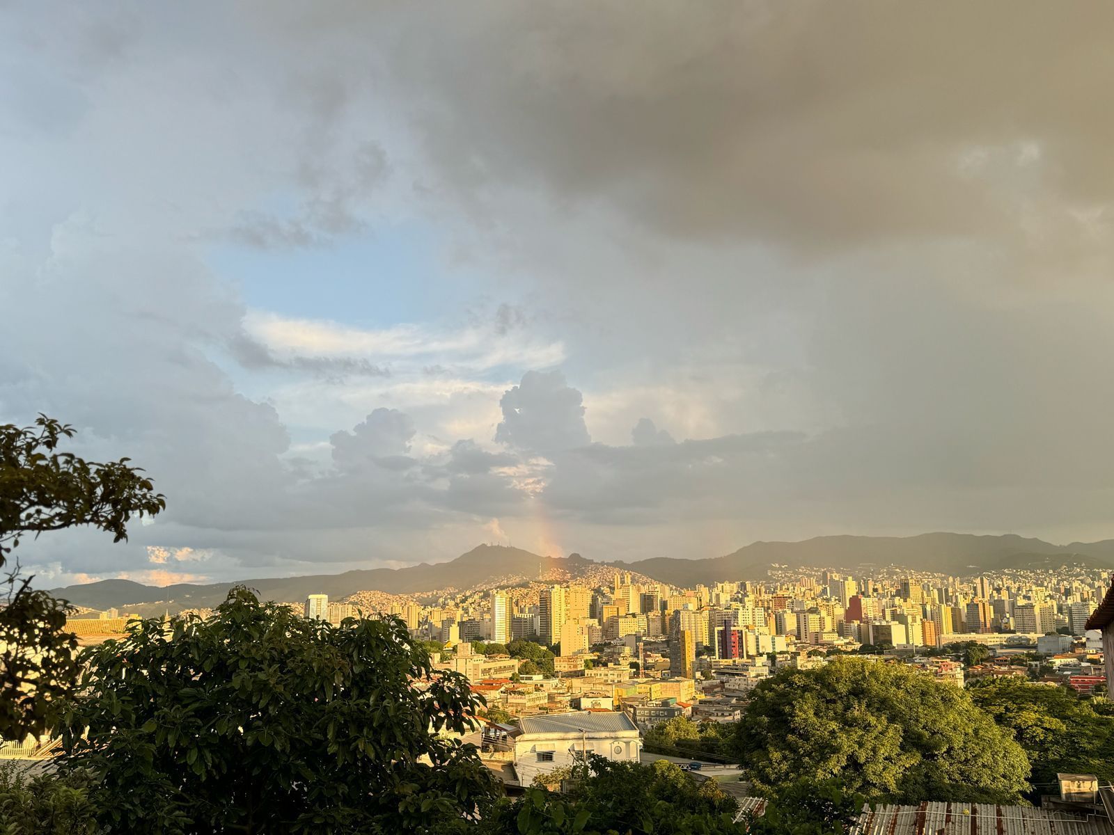Previsão do tempo: BH deve ter calorão e chuva forte nesta quinta-feira (7)