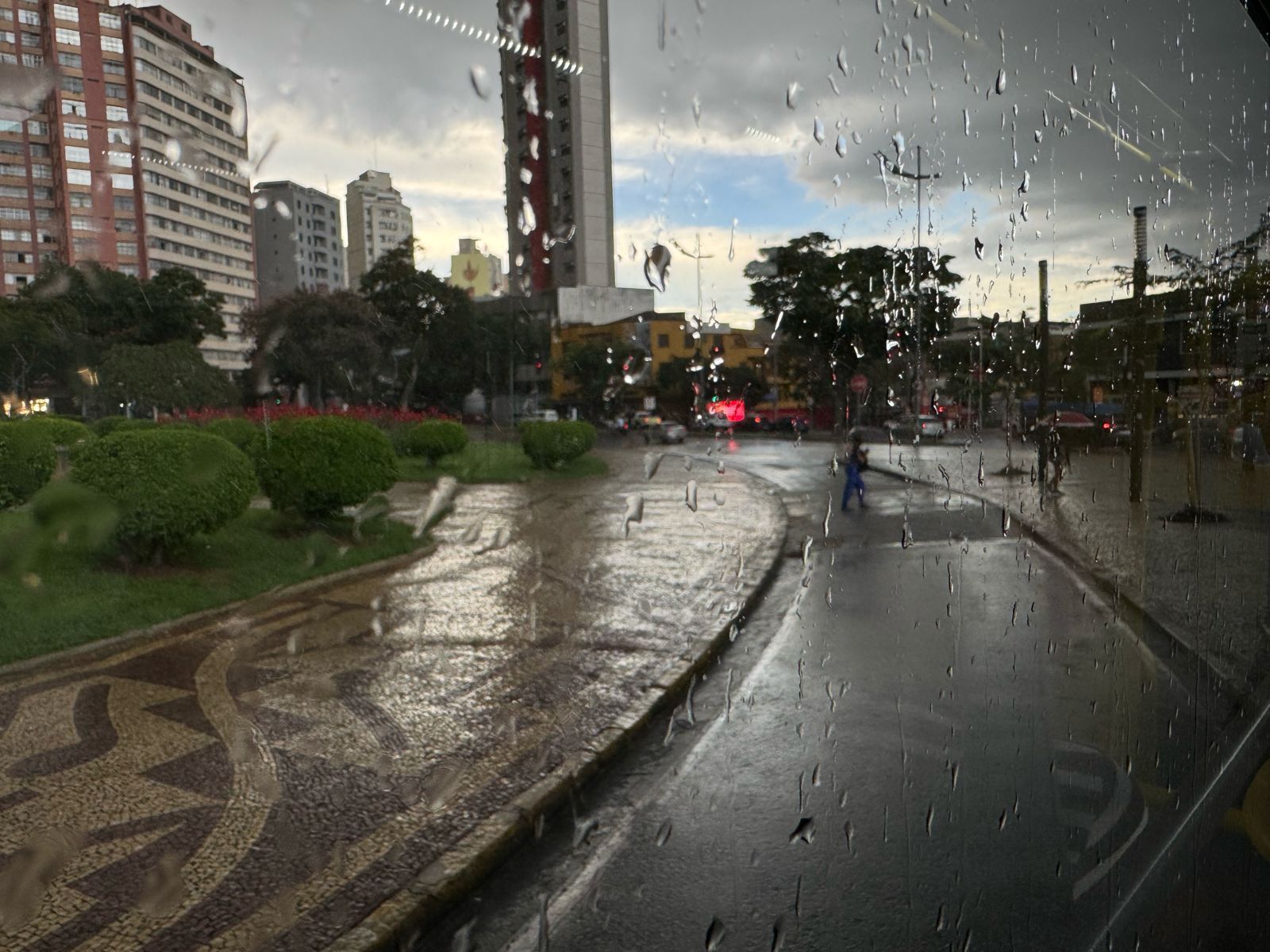 Confira como fica a previsão do tempo para o sábado (30) em BH