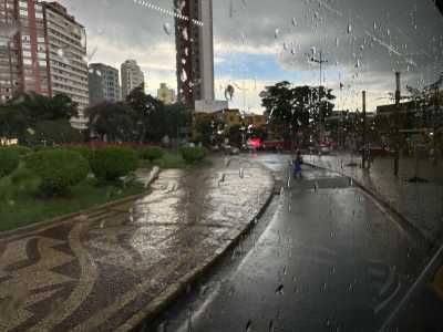 Dia chuvoso na Praça Raul Soares, em Belo Horizonte