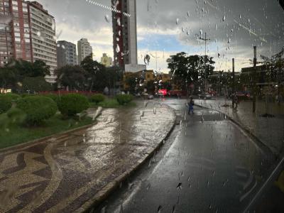 Dia chuvoso na Praça Raul Soares, em Belo Horizonte