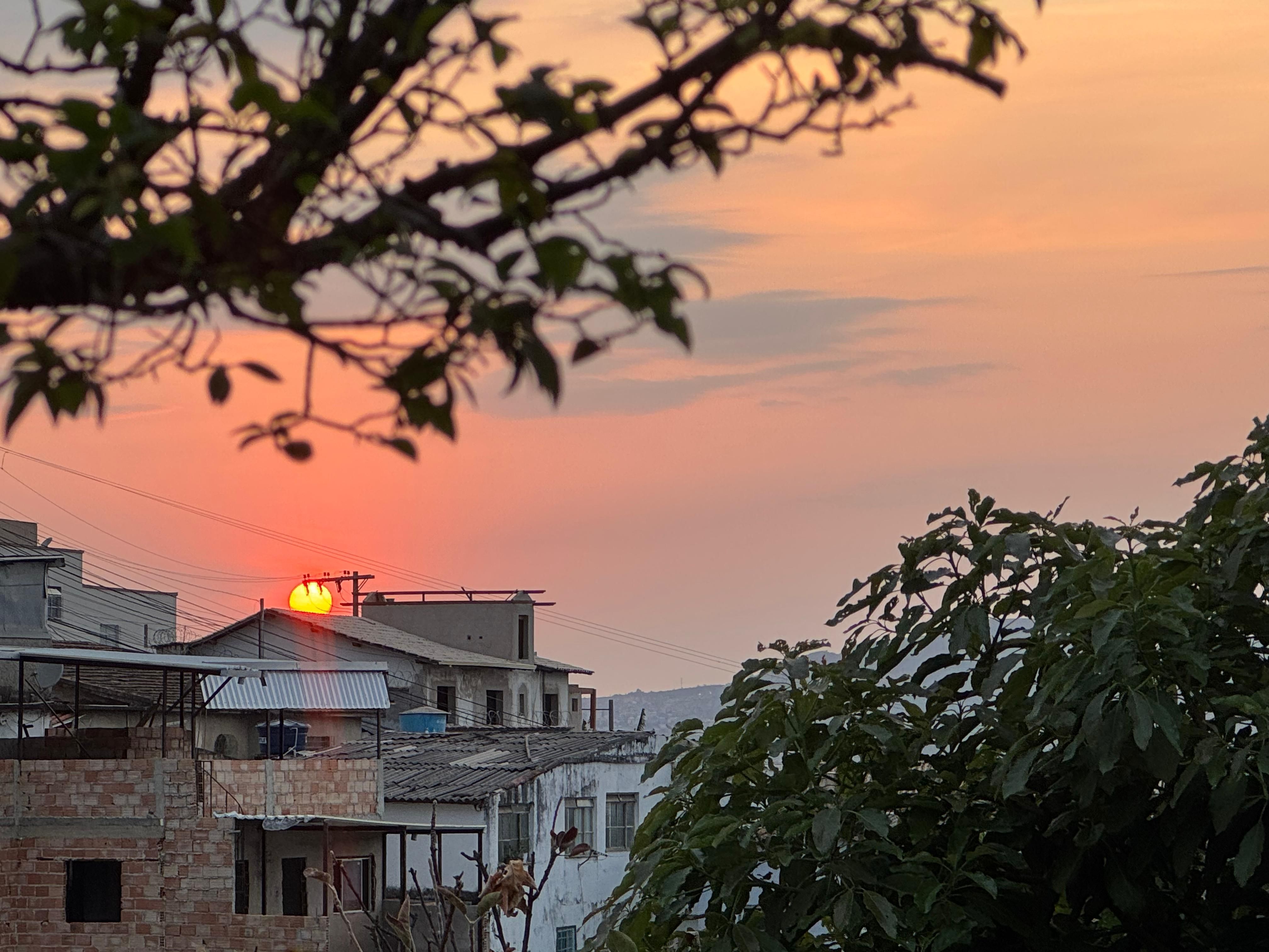 Previsão do tempo: calorão continua e termômetros podem chegar aos 32 °C em BH