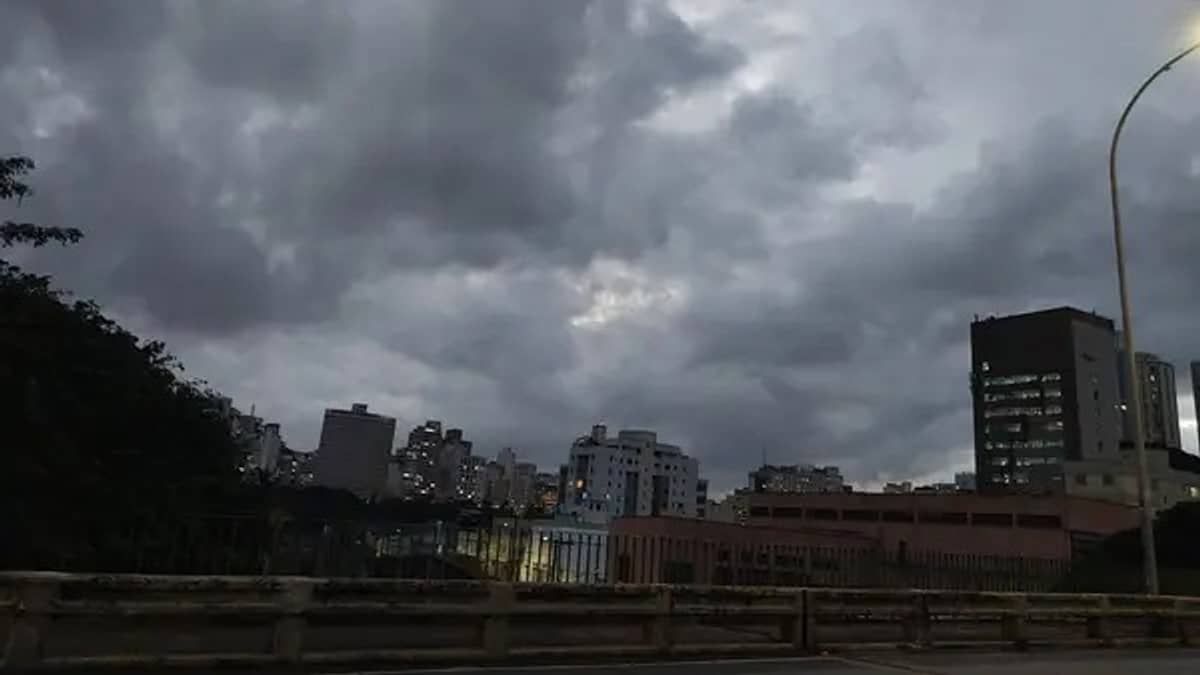 BH tem madrugada com chuva forte e regional registra 11,4% do esperado para o mês em 4 horas