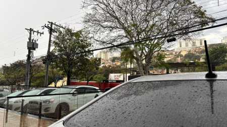 Para-brisa de carro molhado em Belo Horizonte.jpg