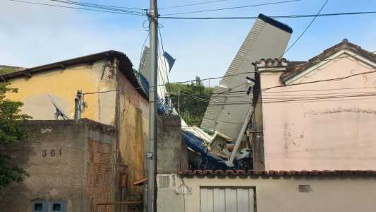 Previsão dos bombeiros é de que o avião seja retirado ainda nesta segunda-feira (13)
