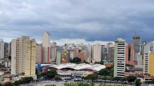 Previsão é de céu nublado a parcialmente nublado na capital