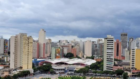 Previsão é de céu nublado a parcialmente nublado na capital