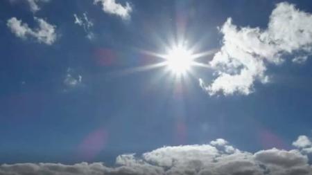 Sol forte em céu com poucas nuvens