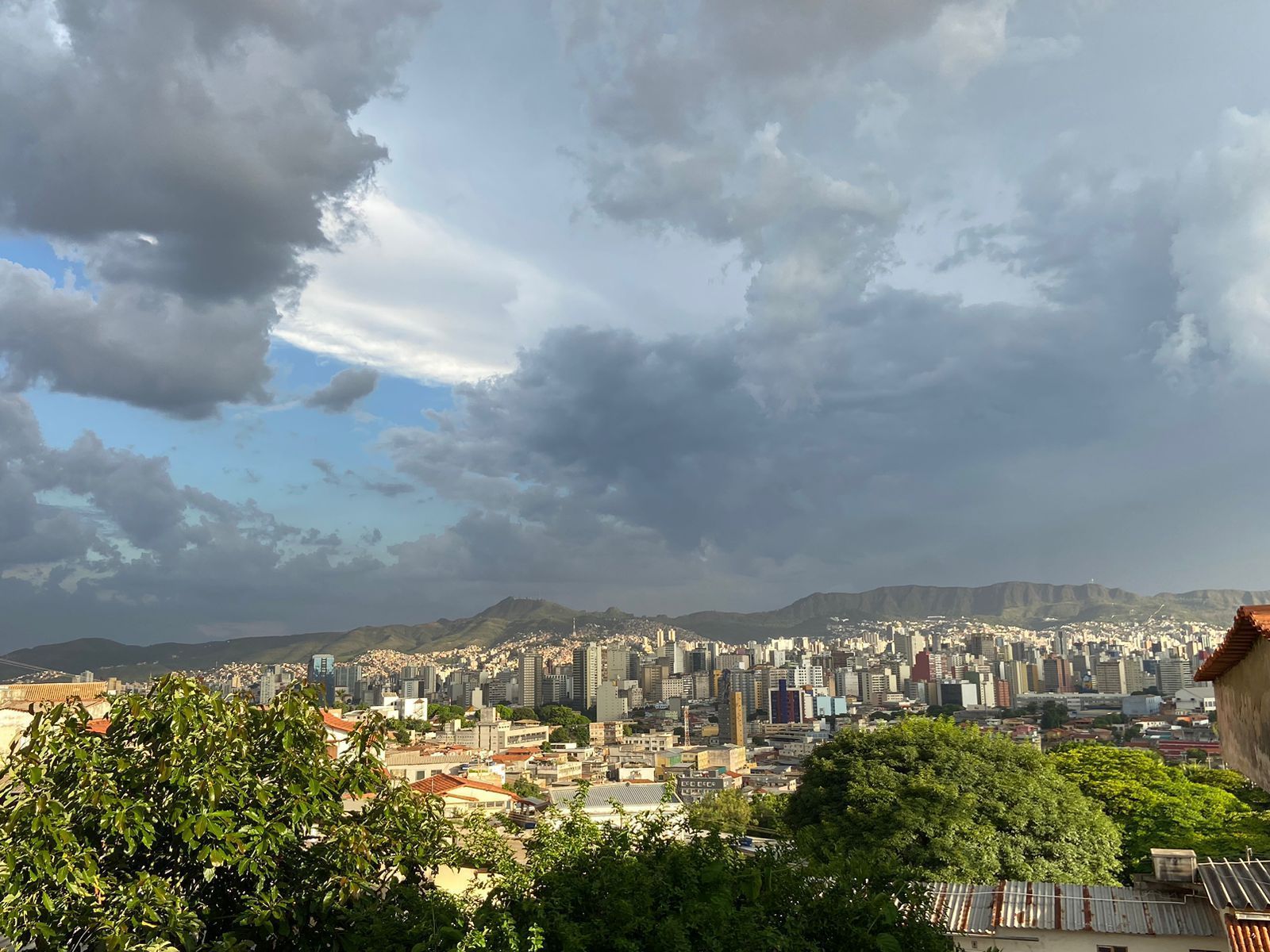 Previsão do tempo: BH deve ter sábado com chuva e termômetros marcando 31 °C