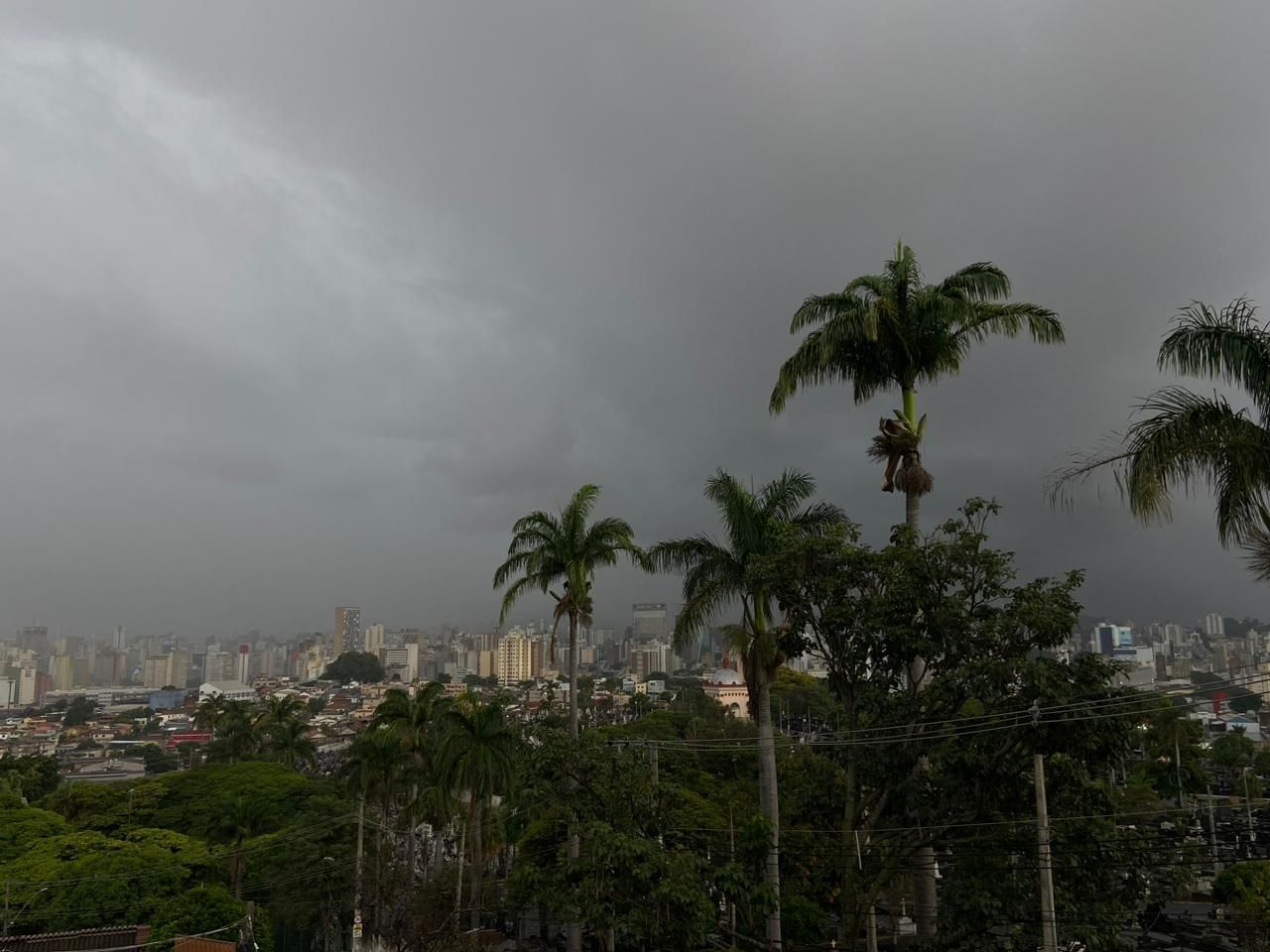 BH em alerta: capital deve ter pancadas de chuva com raios nas próximas horas