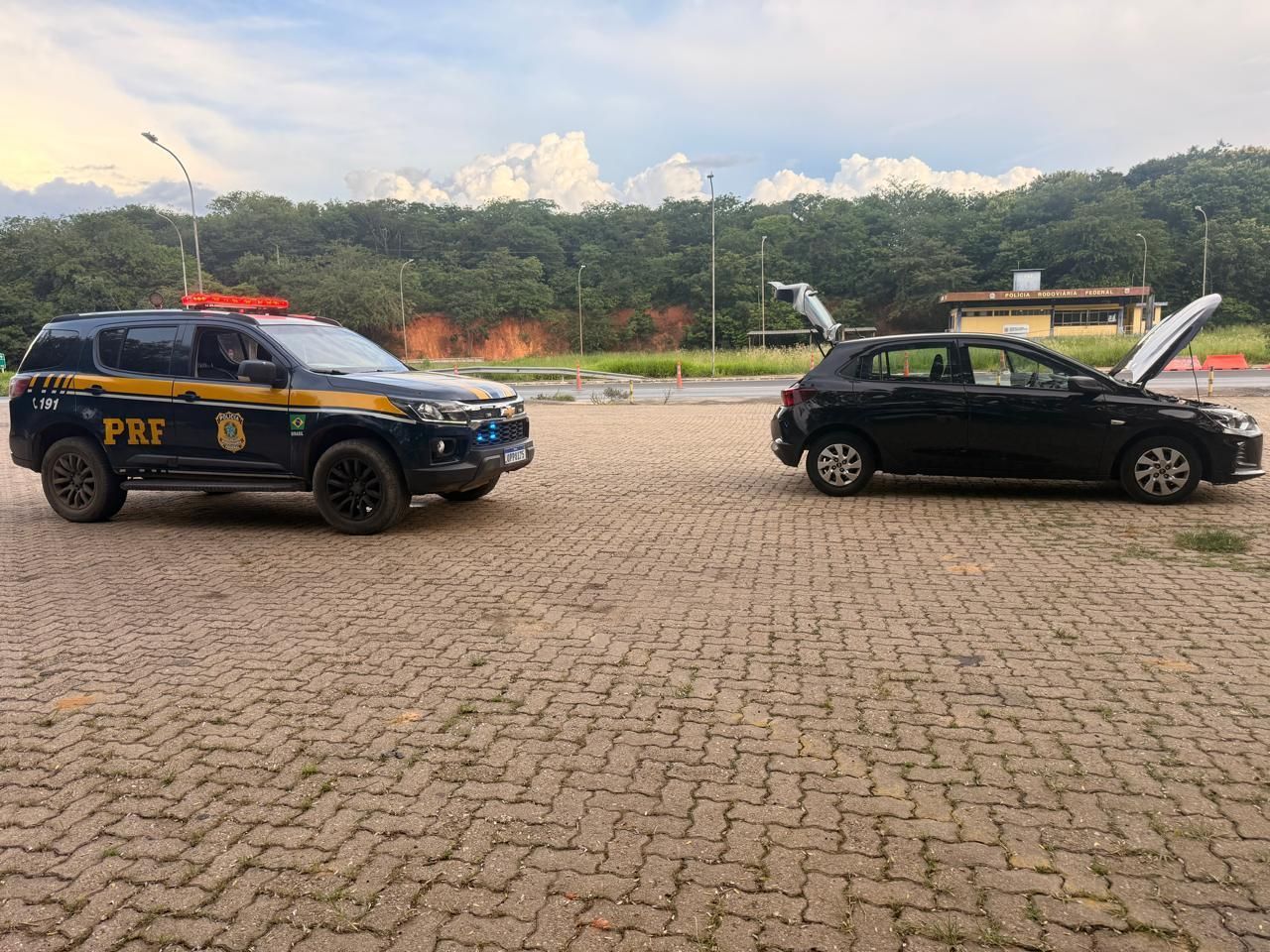 Polícia Rodoviária Federal intercepta veículo adulterado na BR-251, em Montes Claros