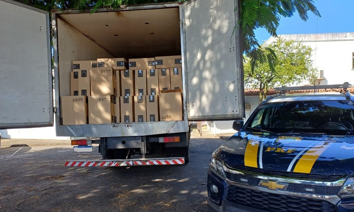 PRF apreende carga de cigarros irregulares avaliada em quase R$ 1 milhão em Juiz de Fora