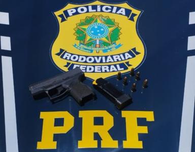 Foto mostra arma apreendida pela PRF em Sabará