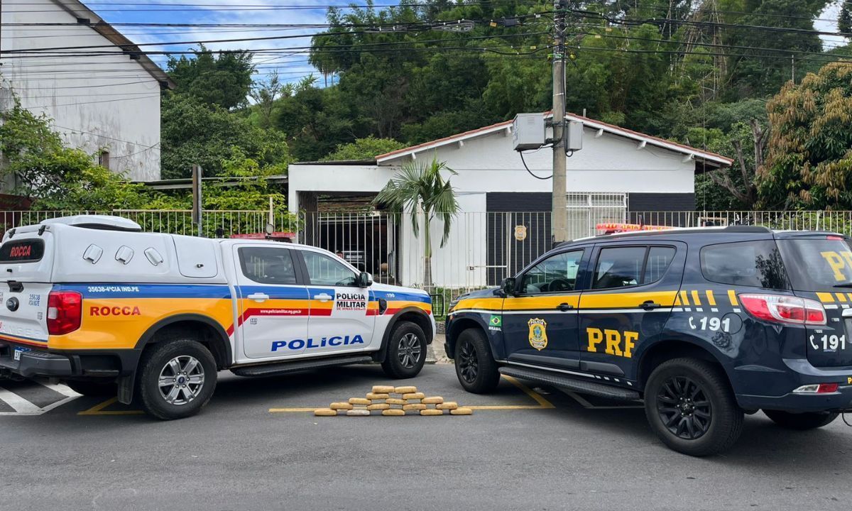 Vidraceiro é preso transportando barras de maconha em fundo falso de carro na BR-040