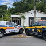 Vidraceiro é preso transportando barras de maconha em fundo falso de carro na BR-040