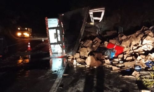 prf tombamento carga BR116 Além Paraiba - Divulgação