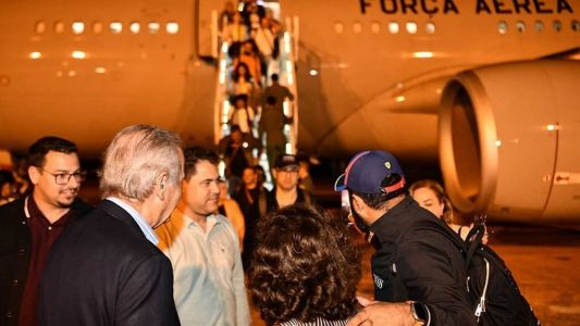 Primeiro avião com brasileiros que deixaram Israel desembarcou em Brasília nesta quarta (11)