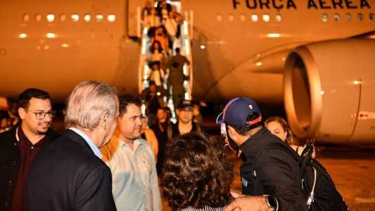 Primeiro avião com brasileiros que deixaram Israel desembarcou em Brasília nesta quarta (11)