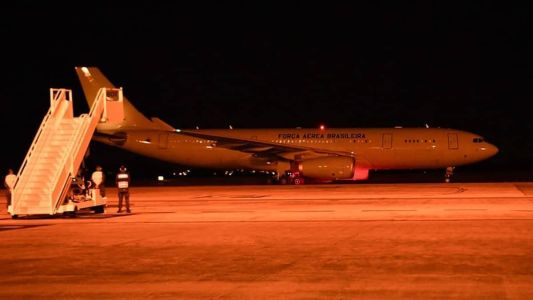 Primeiro avião com brasileiros repatriados de Israel desembarcou em Brasília nesta quarta (11)